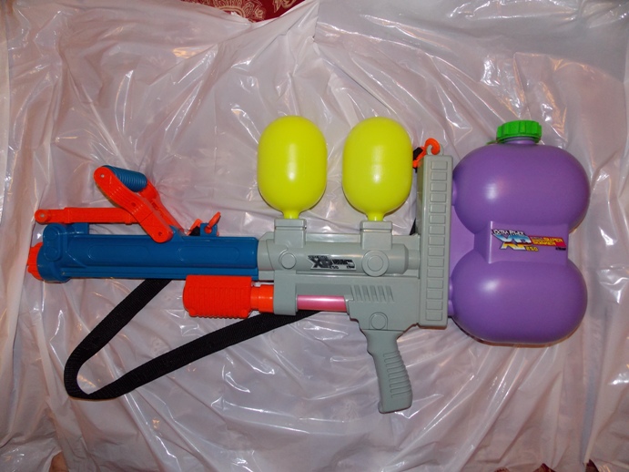 The Gun.....<br /><br />It did not come with cap, so the green cap is from my ultimate vanquisher. Eh, now it has some use. :D